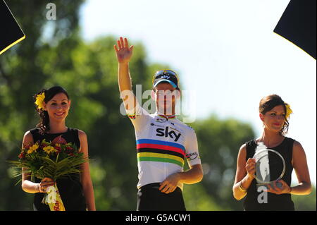 Mark Cavendish of Sky Pro Racing en Grande-Bretagne célèbre sur le podium des gagnants après avoir remporté la dernière étape du Tour de France 2012 à Paris. Banque D'Images