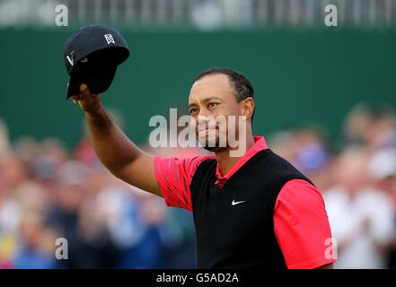 Golf - le championnat ouvert 2012 - quatrième jour - Club de golf Royal Lytham & St. Annes.Le Tiger Woods des États-Unis reconnaît la foule en se promenant dans le fairway du 18e trou Banque D'Images