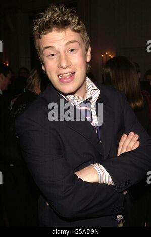 Le célèbre chef Jamie Oliver arrive pour les Royal Television Society Program Awards 2000, à la Grosvenor House, à l'hôtel Park Lane, Londres. *14/12/01 Chef de célébrité Jamie Oliver. Selon une enquête publiée aujourd'hui, la popularité de chefs célèbres comme Jamie Oliver a entraîné moins de Britanniques dans la tenue de dîners. Plus de la moitié de ceux qui ont demandé ont ressenti la pression de servir des plats aussi bons que ceux créés par des personnes comme Nigella Lawson et Ainsley Harriott. Banque D'Images