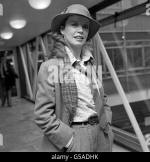 L'actrice Angharad Rees à l'aéroport d'Heathrow, où elle part pour New York pour apparaître sur un chat-show pour promouvoir sa série télévisée, Poldark. Banque D'Images