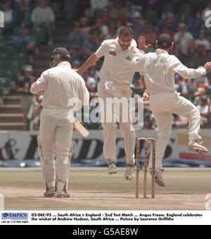 02-DEC-95, Afrique du Sud v Angleterre - 2e épreuve, Angus Fraser, Angleterre célèbre le cricket d'Andrew Hudson, Afrique du Sud, photo de Laurence Griffiths Banque D'Images