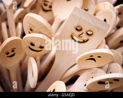 Détail d'un tas de smiling cuillères en bois. En vente dans un marché de rue. Banque D'Images