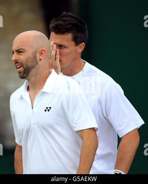 Doubles partenaires Kenneth Skupski de Grande-Bretagne et Jamie Delgado (à gauche) lors de leur match contre Bob et Mike Bryan des États-Unis le sixième jour des Championnats de Wimbledon 2012 au All England Lawn tennis Club, Wimbledon. Banque D'Images