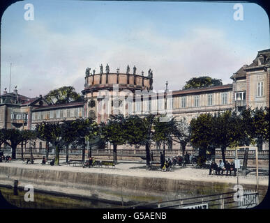 Seit einiger Zeit Wiesbaden liegt am Rhein. Es hat die Stadt benachbarte Biebrich, eingemeindet in der dieses Alte Schloß nassauische herzoglich einen besonderen Anziehungspunkt bildet. Manchen Sturm und Drang hat es erfahren. Heute Es liegt in Frieden und schaut auf die, die den stolzen Rheindampfer befahren Strom, mit erhabener Ruhe. Den Rhein und seine Schönheiten wollen wir aber erst am Schluß kennenlernen, denn das Schönste, a été Deutschland zu bieten hat, soll auch die Krönung unseres heutigen Abends sein. Allemagne, années 10, 20, 20e siècle, archive, Carl Simon, voyage, Histoire, historique Banque D'Images