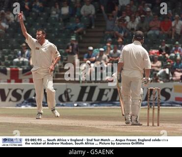 02-DEC-95. Afrique du Sud / Angleterre - 2e Test match. Angus Fraser, en Angleterre, célèbre le cricket d'Andrew Hudson, en Afrique du Sud. Photo de Laurence Griffiths Banque D'Images