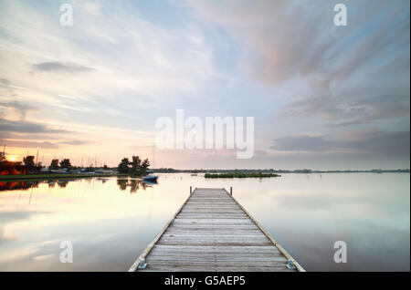 Jetée en bois sur grand lac au coucher du soleil, Leekstermeer, Pays-Bas Banque D'Images