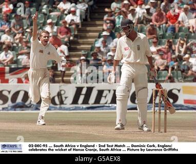 02-DEC-95. Afrique du Sud / Angleterre - 2e Test match. Dominic Cork, en Angleterre, célèbre le cricket de Hanse Cronje, en Afrique du Sud. Photo de Laurence Griffiths Banque D'Images