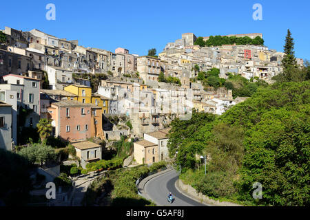 Avis de Ragusa Ibla (ville basse) de Ragusa Superiore (ville haute) - Palerme, Sicile, Italie Banque D'Images