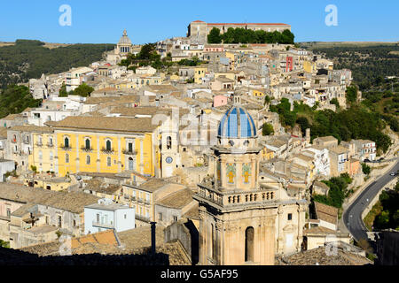 Vue de Ragusa Ibla (ville basse) de Ragusa Superiore (ville haute) avec Chiesa di Santa Maria dell'Itria en premier plan - Ragusa, Sicile, Italie Banque D'Images