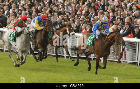 Un Saighdiur, monté par Michael Cleere (à droite), remporte le Paddy Power Sprint lors du festival Dubai Duty Free Irish Derby 2012 au Curragh Racecourse, Co. Kildare, Irlande. Banque D'Images