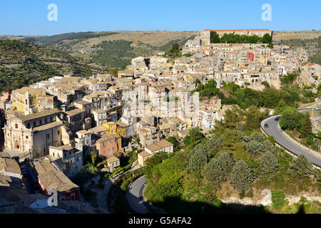 Avis de Ragusa Ibla (ville basse) de Ragusa Superiore (ville haute) - Palerme, Sicile, Italie Banque D'Images