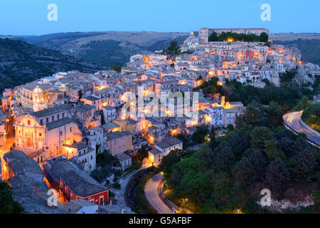 Avis de Ragusa Ibla (ville basse) de Ragusa Superiore (ville haute) - Palerme, Sicile, Italie Banque D'Images