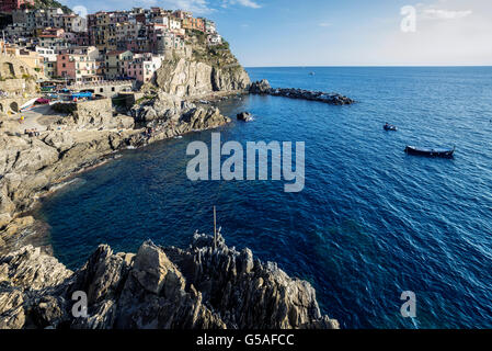 Manarola village sur falaise rochers et mer au coucher du soleil., Paysage marin dans cinq terres, Parc National des Cinque Terre, la Ligurie Italie Europe Banque D'Images