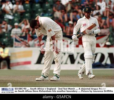 02-DEC-95 ... Afrique du Sud / Angleterre - 2ème Test match ... A abattu Angus Fraser comme South Aficas Dave Richardson frappe une autre frontière ... Photo de Laurence Griffiths Banque D'Images