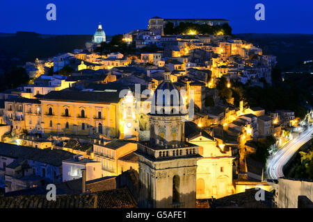 Vue de Ragusa Ibla (ville basse) de Ragusa Superiore (ville haute) avec Chiesa di Santa Maria dell'Itria en premier plan - Ragusa, Sicile, Italie Banque D'Images