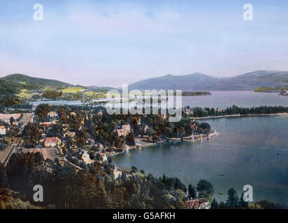 Den Glanzpunkt des Landes bildet Der schöne Wörthersee Kärnten, dessen mit der Ortschaft Pörtschach bedecktes Ufer wir vor uns erblicken. Am Wörther See hat der Dichter und Natursänger Koschat gelebt. Hier hat er das zum Volkslied gewordene Gedicht geschrieben : melancholische verxlassen ; Verlassen, Verlassen bin i, wie der Stein auf der Straßen, Kein Deandl mag mi. Man kann sich eigentlich kaum vorstellen, Wie man in der herrlichen Natur und inmitten des Menschenschlages prächtigen sich verlassen kann fühlen donc. L'Autriche, années 10, 20, 20e siècle, archive, Carl Simon, Voyage, histoire, son Banque D'Images