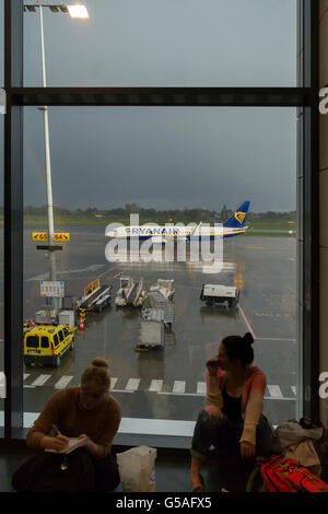 Avion avion de Ryanair sur la piste à l'extérieur du terminal Banque D'Images