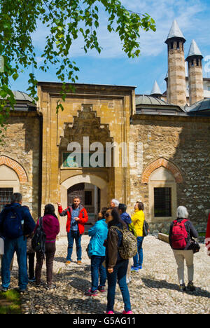 Visite guidée de groupe, Gazi Husrev begova medresa, vieux bazar Bascarsija, trimestre, Sarajevo, Bosnie et Herzégovine Banque D'Images