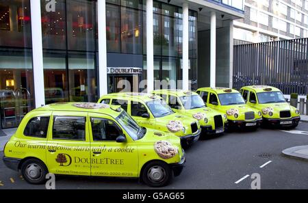 Certaines des 30 taxis exclusifs sont garés devant un hôtel Hilton DoubleTree de Londres pour célébrer l'ouverture de DoubleTree by Hilton London Heathrow Airport. Banque D'Images