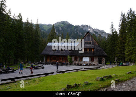 Kiry, Pologne - 11 juin 2016 : dans l'auberge de montagne Ornak Koscieliska Valley de Tatras en Pologne. Des personnes non identifiées, visi Banque D'Images