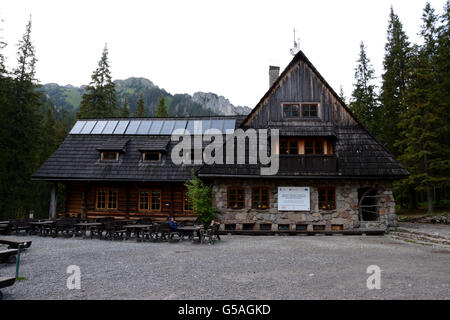 Kiry, Pologne - 11 juin 2016 : dans l'auberge de montagne Ornak Koscieliska Valley de Tatras en Pologne. Des personnes non identifiées, visi Banque D'Images