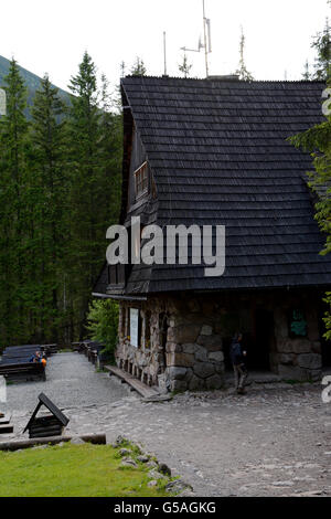 Kiry, Pologne - 11 juin 2016 : dans l'auberge de montagne Ornak Koscieliska Valley de Tatras en Pologne. Des personnes non identifiées, visi Banque D'Images