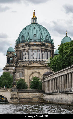 Berlin, Allemagne. La cathédrale (Berliner Dom), construit en 1893 sur l'île des musées. Gravement endommagé pendant la guerre et restauré en 1975 Banque D'Images