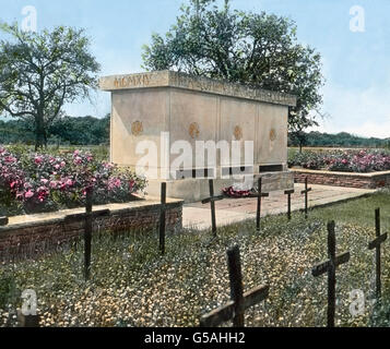 Der Deutsche Kriegsgräberfriedhof mit den Gefallenen des Weltkrieges 1914-1918 Viry Noureuil dans im Arrondissement Laon. France, Europe, voyage, années 10, 20, 20e siècle, archive, Carl Simon, histoire, historique, tombe, tombe, cimetière allemand, cimetière, mémorial de guerre, tombe, des tombes de guerre, l'allemand, LA PREMIÈRE GUERRE MONDIALE, la Première Guerre mondiale, 1er, croix, monument, lame de verre colorée à la main Banque D'Images