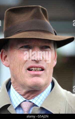 Courses hippiques - Festival d'été de Coral Eclipse - Journée de Coral Eclipse - Sandown Park.John Gosden, formateur du délégué commercial, après avoir remporté le défi Coral Banque D'Images