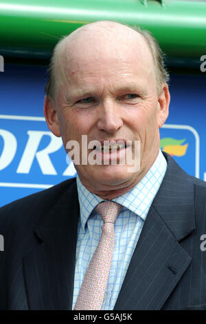 L'entraîneur gagnant John Gosden après son cheval Nathaniel a remporté le Coral-Eclipse Banque D'Images