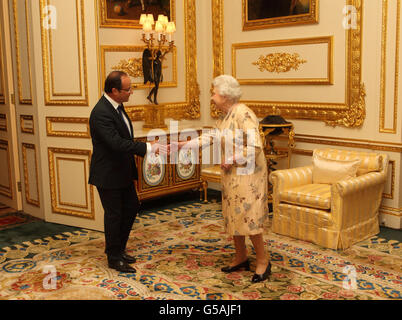 La reine Elizabeth II rencontre le président français François Hollande au château de Windsor, dans le Berkshire. Banque D'Images