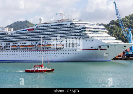 Navire de croisière de luxe amarré au port de St Lucia dans les Caraïbes Banque D'Images