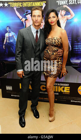 Matthew McConaughey et sa femme Camila Alves arrivent à une projection spéciale de Magic Mike à l'hôtel Mayfair, Londres. Banque D'Images