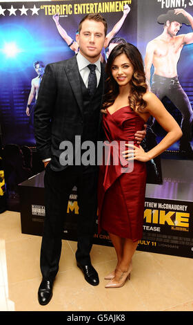 Channing Tatum et sa femme Jenna Dewan arrivent à une projection spéciale de Magic Mike à l'hôtel Mayfair, Londres. Banque D'Images