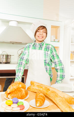 Young Baker de boulangerie frais avec de la nourriture dans la cuisine Banque D'Images