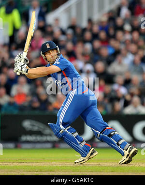 Cricket - Fifth NatWest One Day International - Angleterre / Australie - Old Trafford. Jonathan Trott d'Angleterre frappe un quatre Banque D'Images