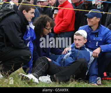 Jason Blue, âgé de 16 ans, de Bristol avec tête abandonnée après une balle perdue de Rory McIlroy en Irlande du Nord l'a frappé sur la tête pendant le premier jour de l'Open Championship 2012 au Royal Lytham & St. Annes Golf Club, Lytham & St Annes. Banque D'Images