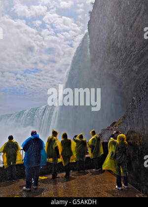 Affichage en cascade de l'eau plus de touristes caps Horseshoe Falls Niagara au Canada Banque D'Images