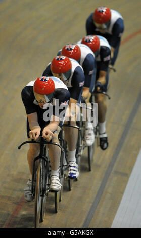 L'équipe masculine de la Grande-Bretagne suit l'équipe de Steven Burke, Ed Clancy, Pete Kennaugh, Andy Tennant et Geraint Thomas lors de la journée des médias de cyclisme sur piste au Velodrome national de Newport Banque D'Images