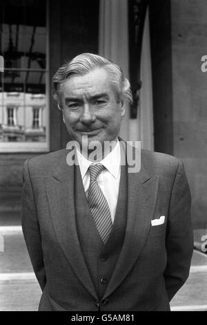 Journaliste et télédiffuseur Sir Alastair Burnett à Buckingham Palace, Londres, où il a reçu une attaque de chevalier. Banque D'Images