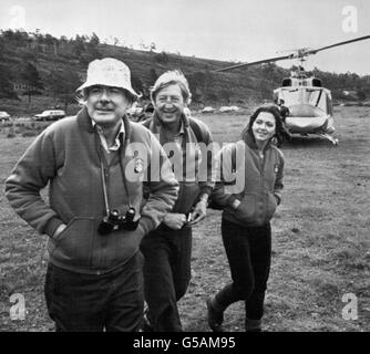 ITN Newscasters Alastair Burnett (à gauche), Sandy Gall et Anna Ford se mettent à faire une promenade de 20 km dans les Cairngorms.Le trio espérait lever des fonds pour payer quelques factures à l'université d'Aberdeen, où Sandy est recteur Banque D'Images