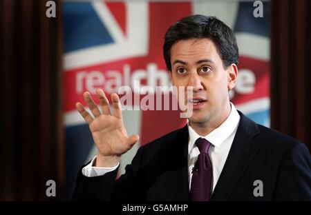 Le chef du Parti travailliste, Ed Miliband, au cours d'une séance de questions-réponses au cube Corby de Corby, aujourd'hui. Banque D'Images