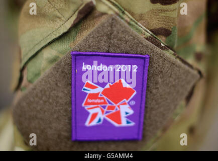 Détail d'un flash de reconnaissance tactique olympique sur un uniforme de l'armée, dans des casernes temporaires de l'armée à Tobacco Dock, un ancien centre commercial de l'est de Londres. Banque D'Images