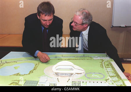 Le secrétaire d'État à la Culture, aux médias et aux Sports, Chris Smith, député (à droite), et le directeur général de UK Athletics, David Moorcroft, se penchés sur un modèle à grande échelle du Lee Valley National Athletics Centre, situé à Picketts Lock, dans le nord de Londres. * d'autres détails du centre, qui accueillera les Championnats du monde d'athlétisme de 2005, ont été dévoilés aujourd'hui lors d'une conférence de presse à Londres. Le complexe coûtera environ 87millions et peut accueillir 43,000 spectateurs. Banque D'Images