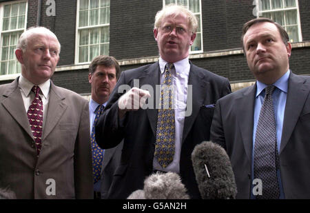 Une délégation du Syndicat national des agriculteurs (L-R), président du Syndicat des agriculteurs d'Ulster Douglas Rowe, directeur général de la NFU Richard Macdonald (arrière), président de la NFU Ben Gill, et le ministre de l'Agriculture Nick Brown, à l'extérieur du 10, rue Downing. * ...in Londres, après leur rencontre avec le Premier ministre Tony Blair pour discuter de l'éclosion de fièvre aphteuse. Banque D'Images