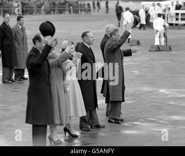 Vu par d'autres membres de la famille royale, la princesse Elizabeth et le duc d'Édimbourg ont quitté l'aéroport de Londres pour Nairobi, au Kenya, au début de leur visite. Le roi George VI (r), la reine (plus tard la reine mère) et la princesse Margaret se délarent du tarmac au moment où l'avion déferle. Le roi est mort le 6 février 1952. Banque D'Images