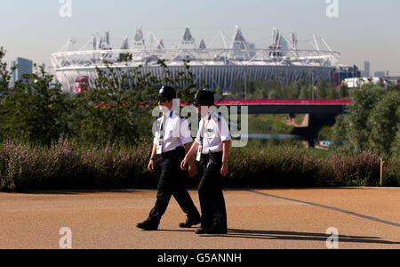 Des policiers patrouillent au parc olympique de Stratford, à Londres. Banque D'Images