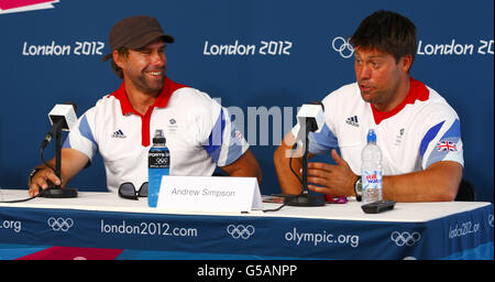 Iain Percy (à gauche), pilote de la classe olympique de Great Britan et Andrew Simpson, coéquipier, lors d'une conférence de presse à Weymouth avant les Jeux de Londres 2012. Banque D'Images