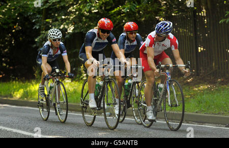 L'équipe féminine de course sur route de Grande-Bretagne (de gauche à droite) Emma Pooley, Nicole Cooke et Lucy Martin, avec l'entraîneur Chris Lillywhite, au cours de l'entraînement au Road Cycling Holding Camp à Surrey. Banque D'Images