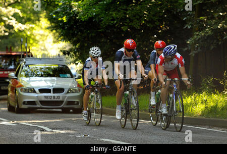 L'équipe féminine de course sur route de Grande-Bretagne (de gauche à droite) Emma Pooley, Nicole Cooke et Lucy Martin, avec l'entraîneur Chris Lillywhite, au cours de l'entraînement au Road Cycling Holding Camp à Surrey. Banque D'Images